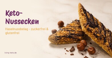 Herzlich Willkommen! 2 keto ohne diät Zwei Keto-Nussecken mit knusprigem Haselnussbelag und dunklem Schokoladenguss auf hellem Untergrund – zuckerfrei und glutenfrei
