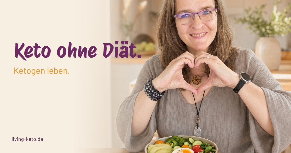 Herzlich Willkommen! 1 keto ohne diät Karen Wiltner macht eine Herz-Geste am Küchentisch mit einem Keto-Salat – Keto ohne Diät auf living-keto.de