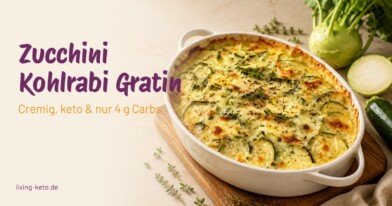 Herzlich Willkommen! 2 keto ohne diät Cremiges Zucchini-Kohlrabi-Gratin in weisser Auflaufform mit goldbraunem Kaese und Thymian – keto Rezept
